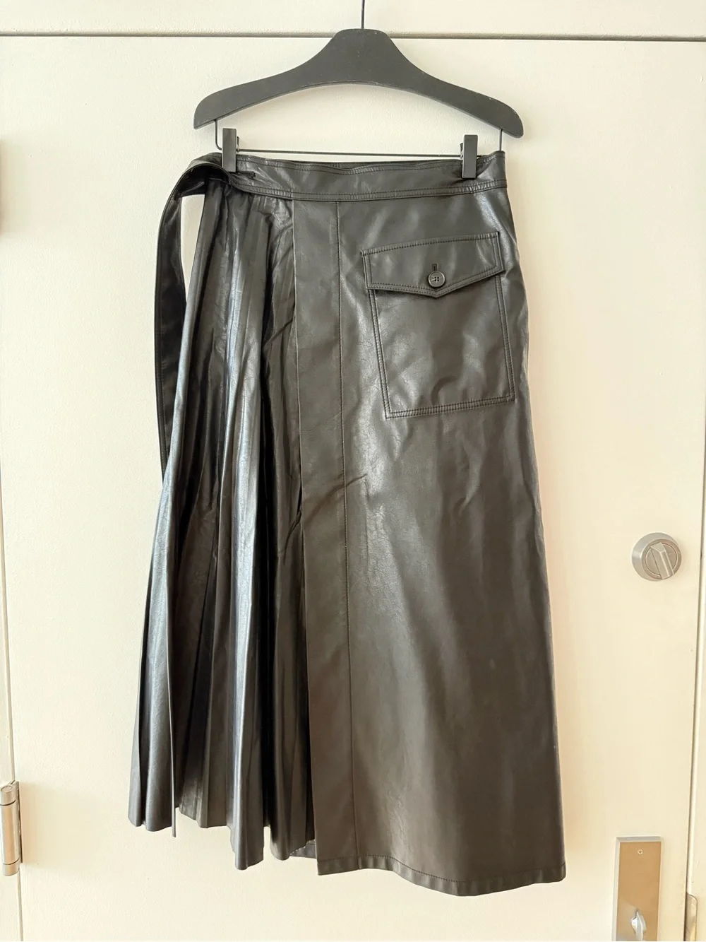 LVIR Black Faux Leather A-Line Skirt